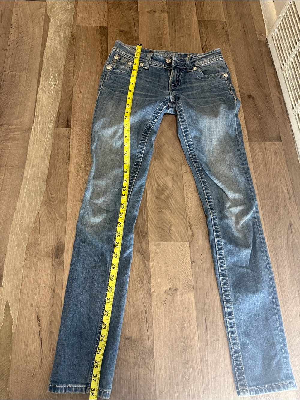 Women's Skinny Stretch Jeans in Medium Blue Wash